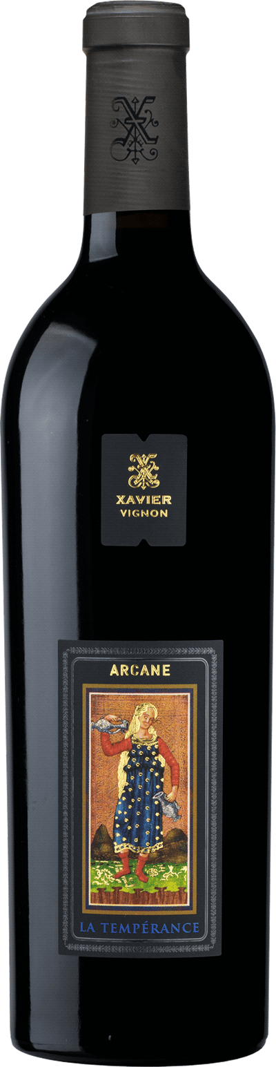 En glasflaska med Arcane La Tempérance Cairanne Organic Xavier Vignon, ett rött vin från Rhonedalen i Frankrike