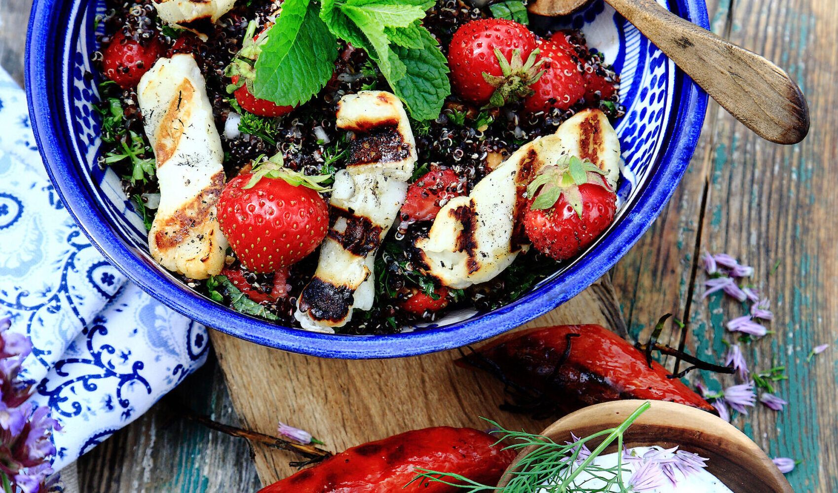 Jordgubbstabbouleh med halloumi och kryddig korv
