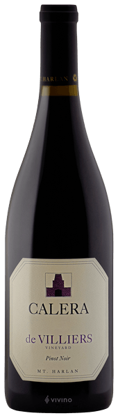 En glasflaska med Calera Mt Harlan de Villiers Pinot Noir 2019, ett rött vin från Kalifornien i USA