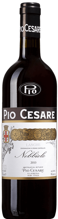 En lättare glasflaska med Langhe Nebbiolo Pio Cesare 2020, ett rött vin från Piemonte i Italien