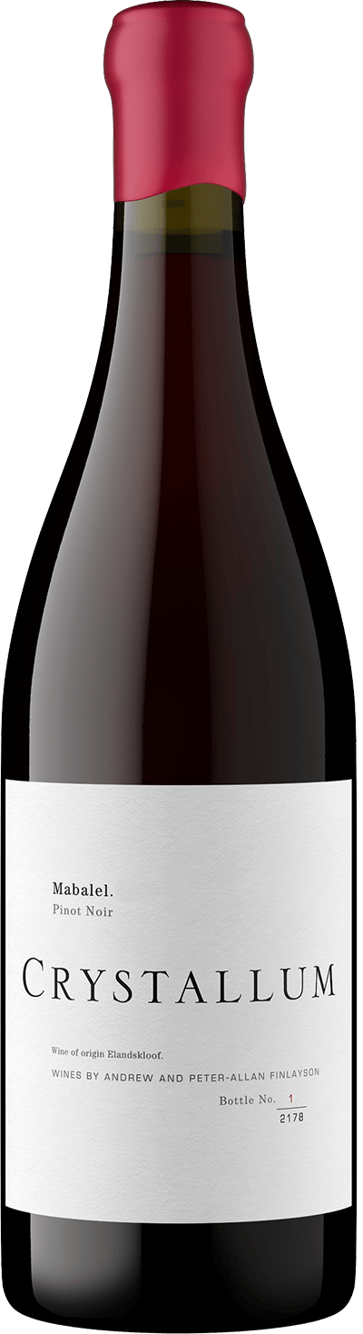 En glasflaska med Crystallum Mabalel Pinot Noir 2023, ett rött vin från Western Cape i Sydafrika