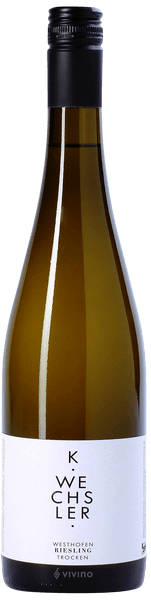 En lättare glasflaska med Katharina Wechsler Riesling Trocken 2023, ett vitt vin från Rheinhessen i Tyskland