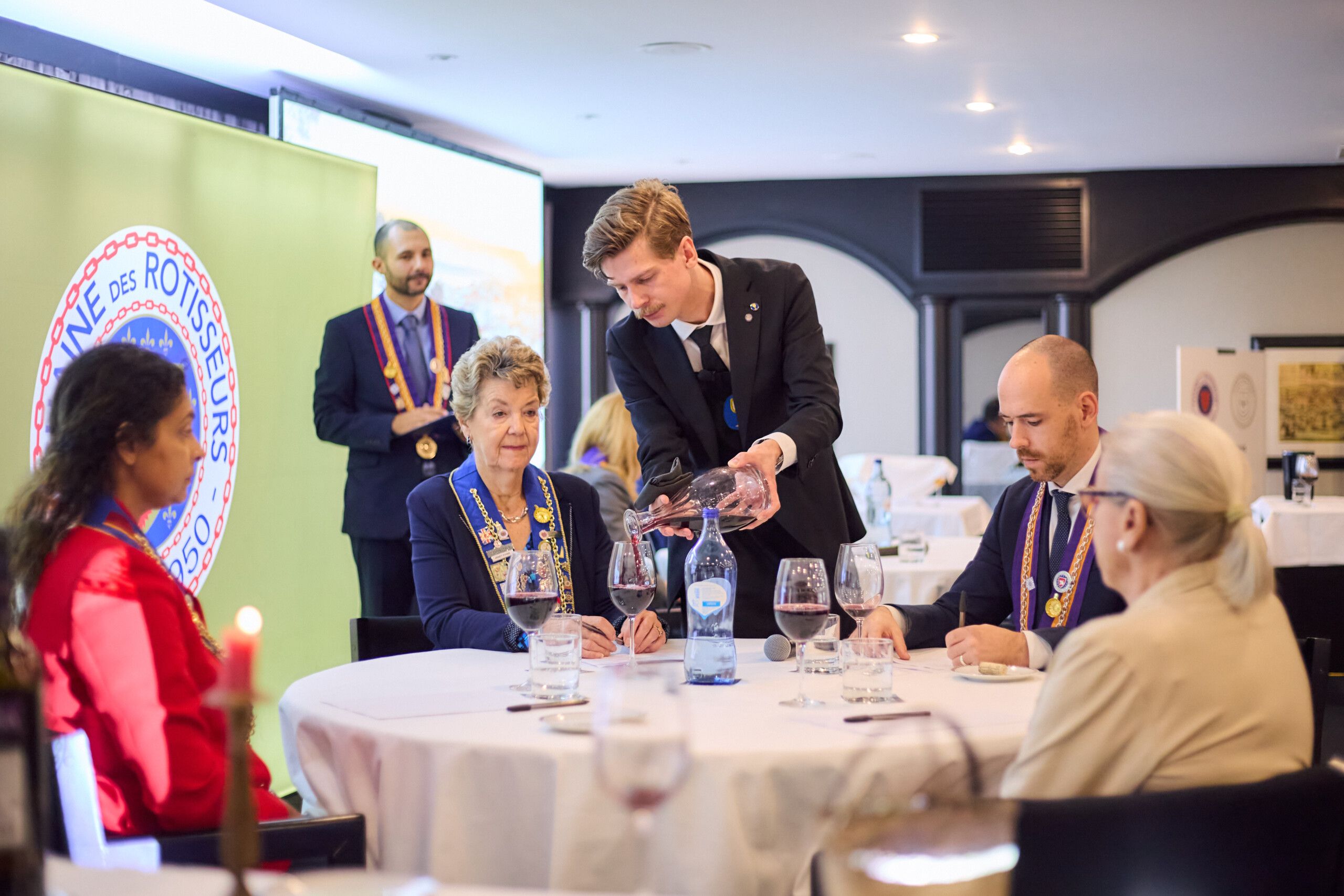 Någonting att dricka – Vin med Albert Wendesten