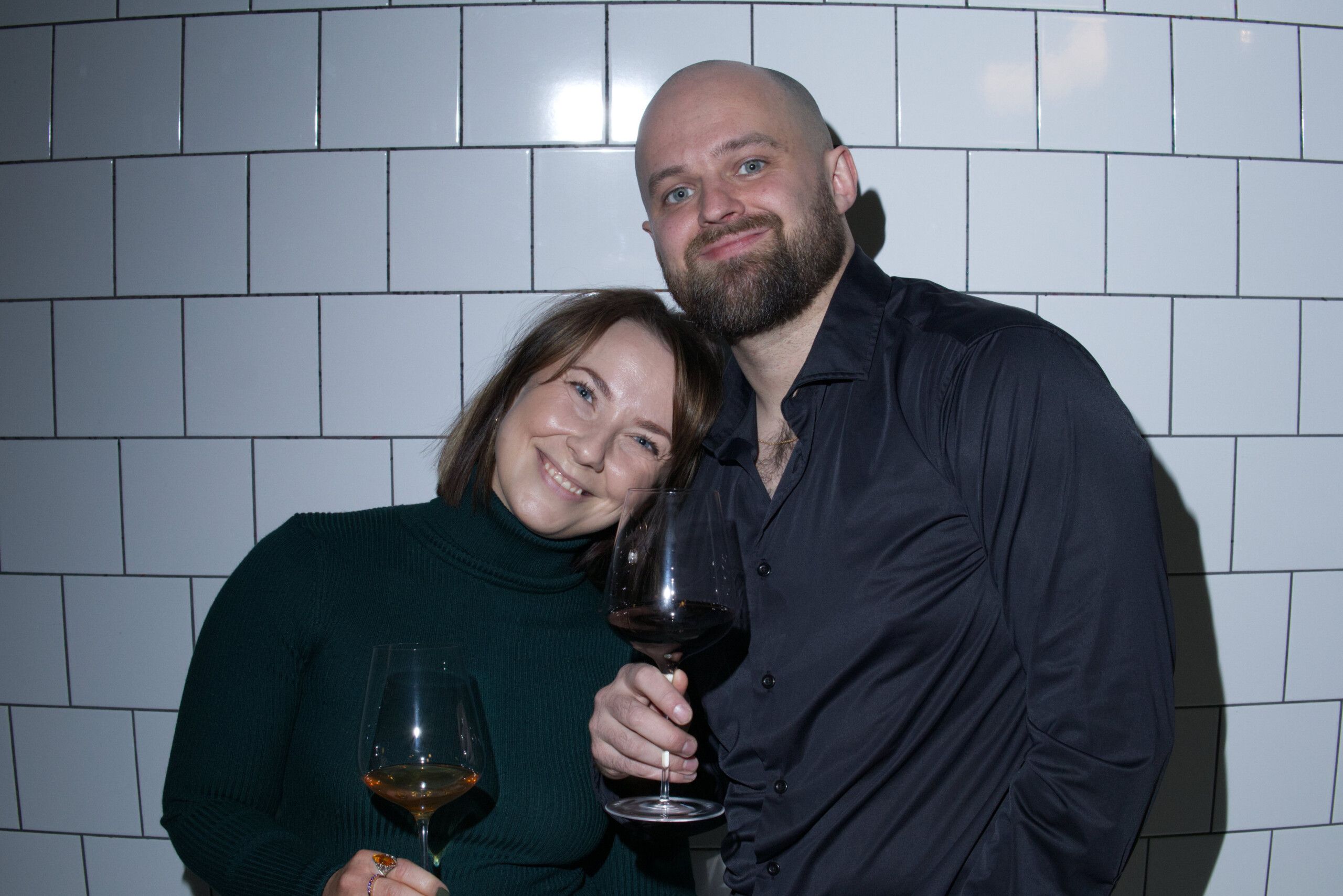 Någonting att dricka? – Vin med korkskadade Axel och Sara