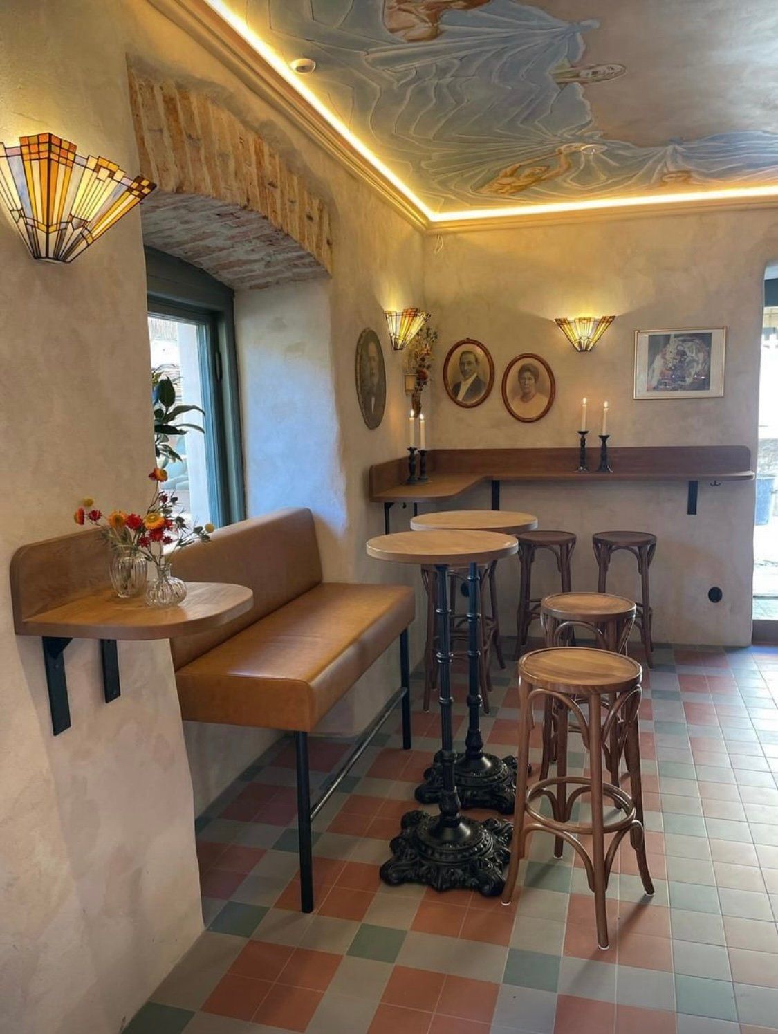 Interiör på restaurang och vinbar på Gotland
