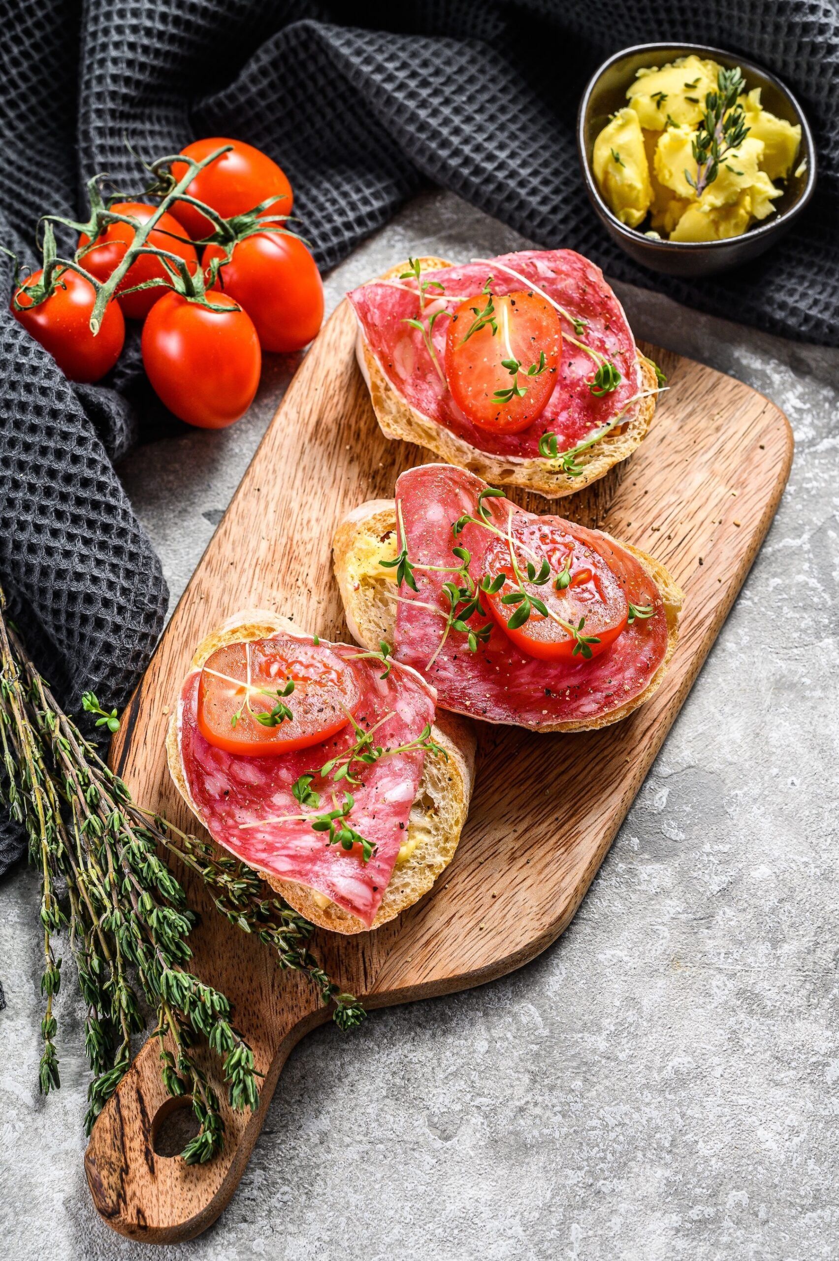 Crostini med bönröra och salami