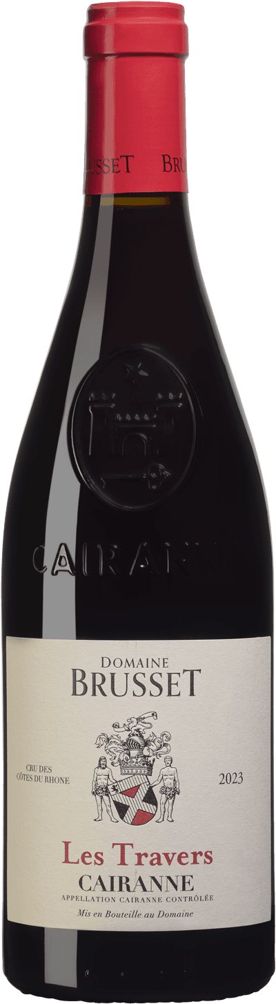 En glasflaska med Domaine Brusset Cairanne Les Travers 2023, ett rött vin från Rhonedalen i Frankrike