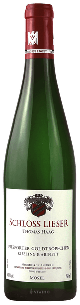 En glasflaska med Schloss Lieser Piesporter Goldtröpfchen Riesling Kabinett 2022, ett vitt vin från Mosel i Tyskland