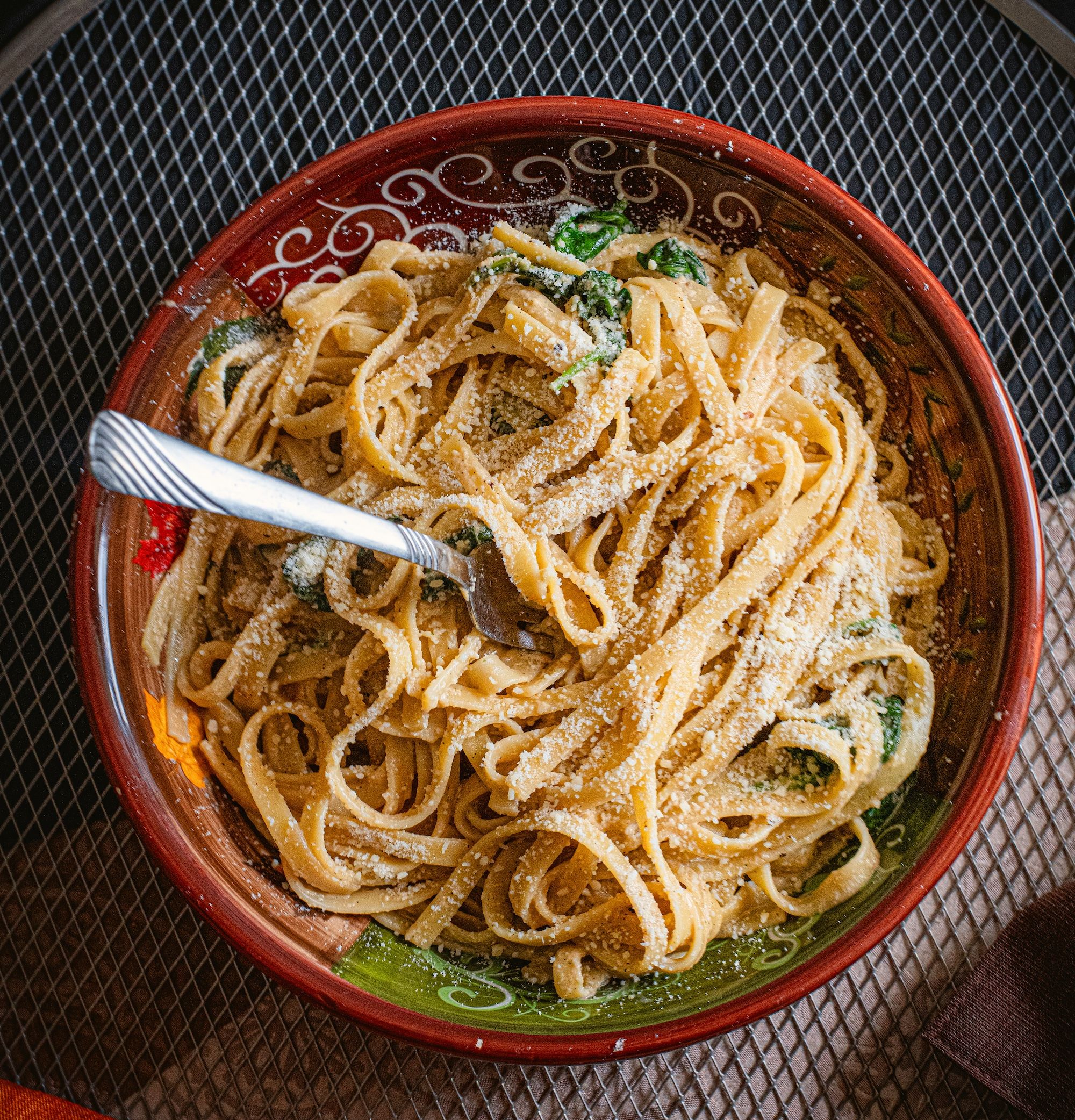 Pasta med rimmat fläsk och brynt spetskål