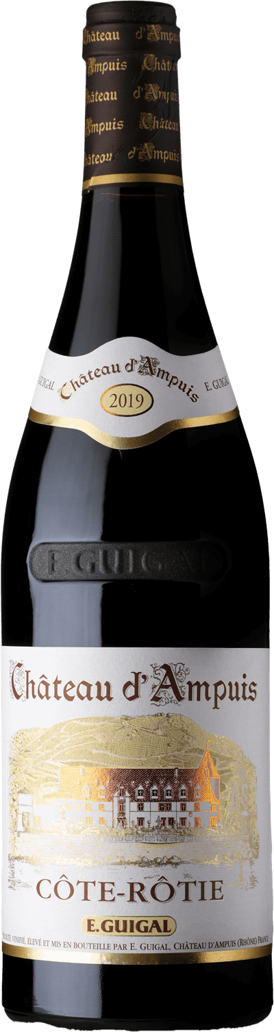 En glasflaska med E. Guigal Côte Rôtie Chateau d’Ampuis 2021, ett rött vin från Rhonedalen i Frankrike