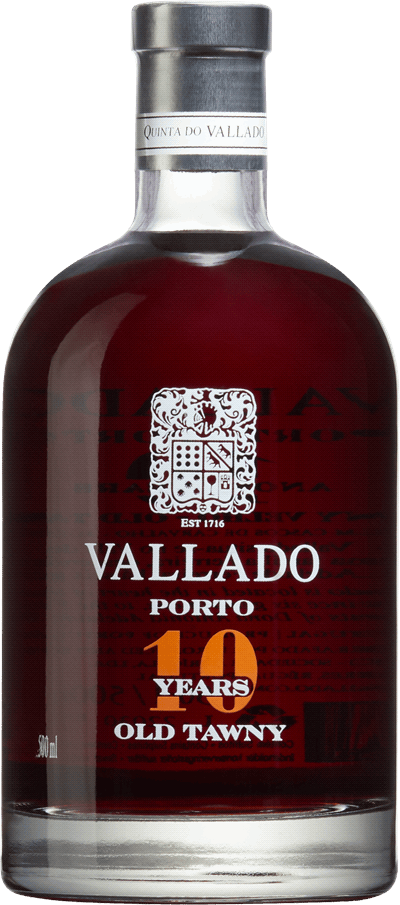 En glasflaska med Vallado Tawny Port 10 Years Old, en starkvin från Douro i Portugal