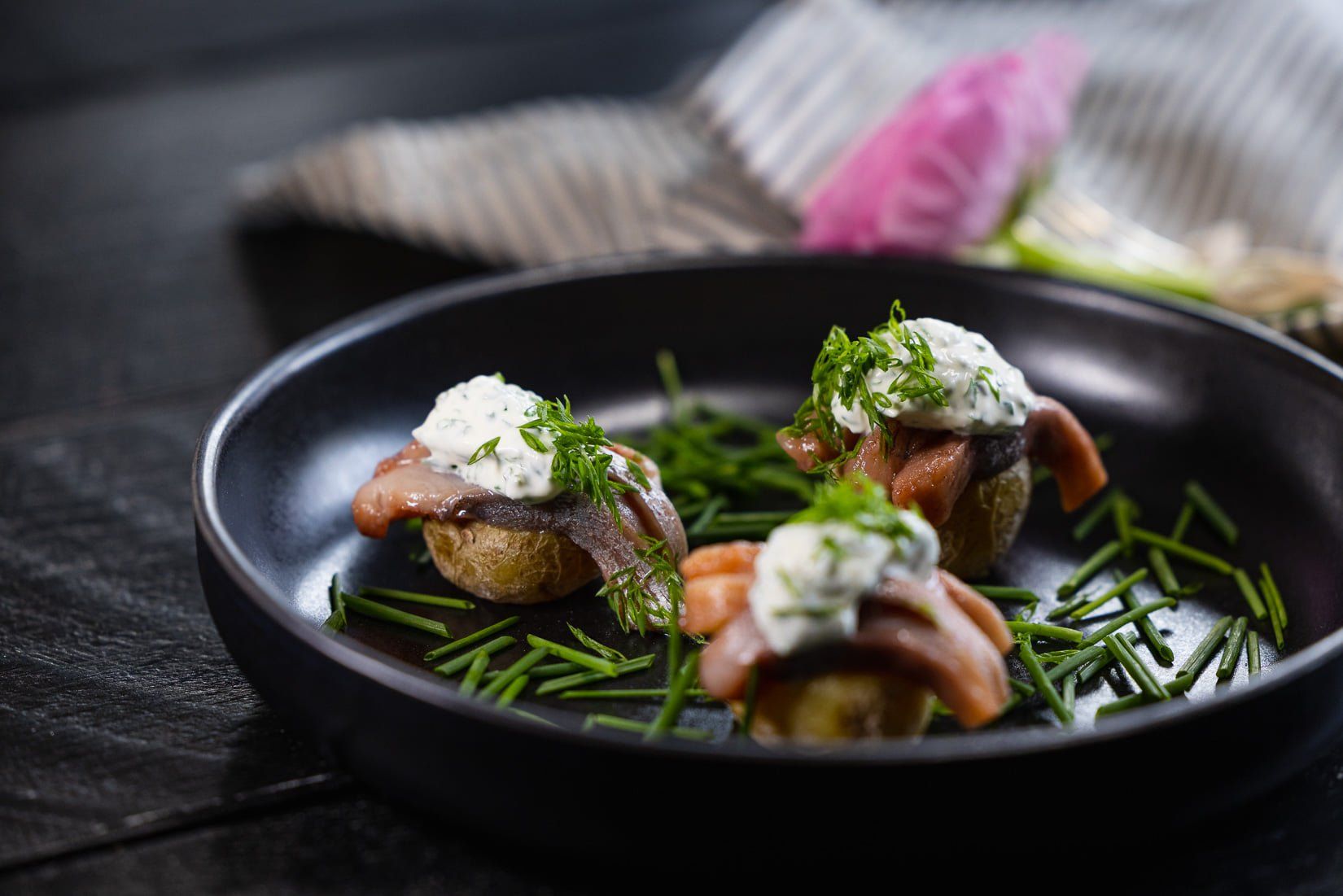 Matjessill & gräslöksgräddfil på saltkokt potatis