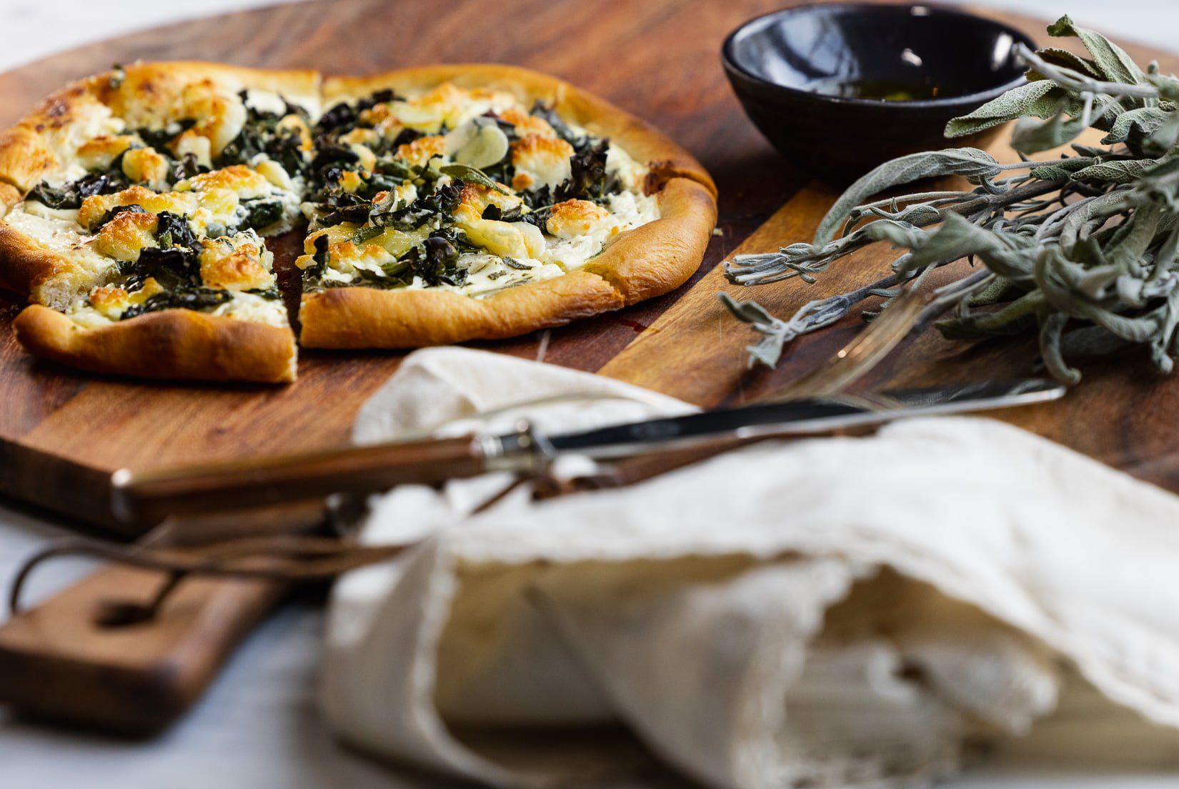 Pizza bianco med mangold, getost, vitlök & salvia