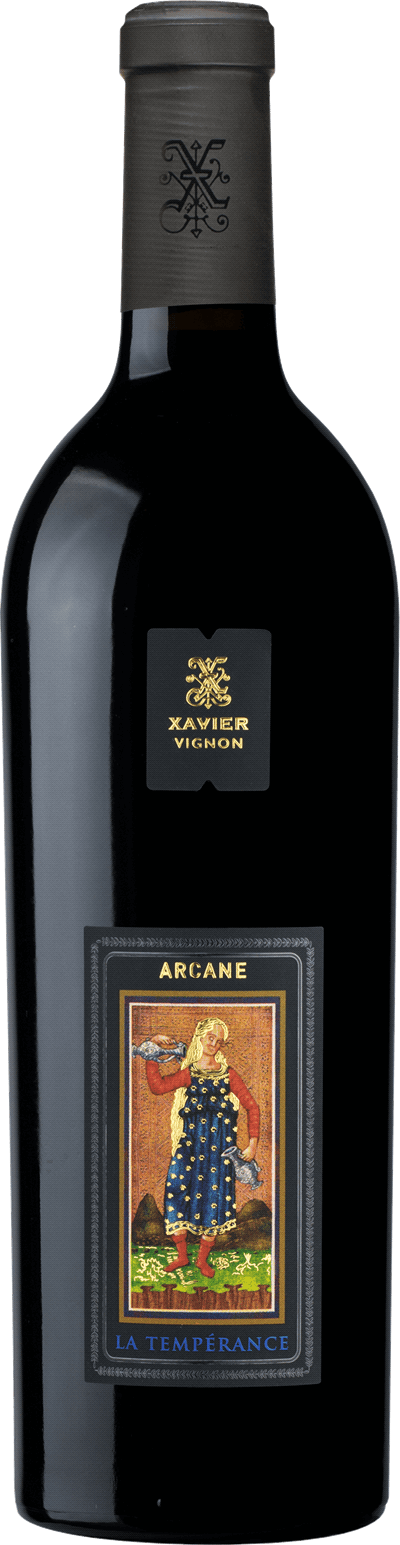 En glasflaska med Arcane La Tempérance Cairanne Organic Xavier Vignon, ett rött vin från Rhonedalen i Frankrike
