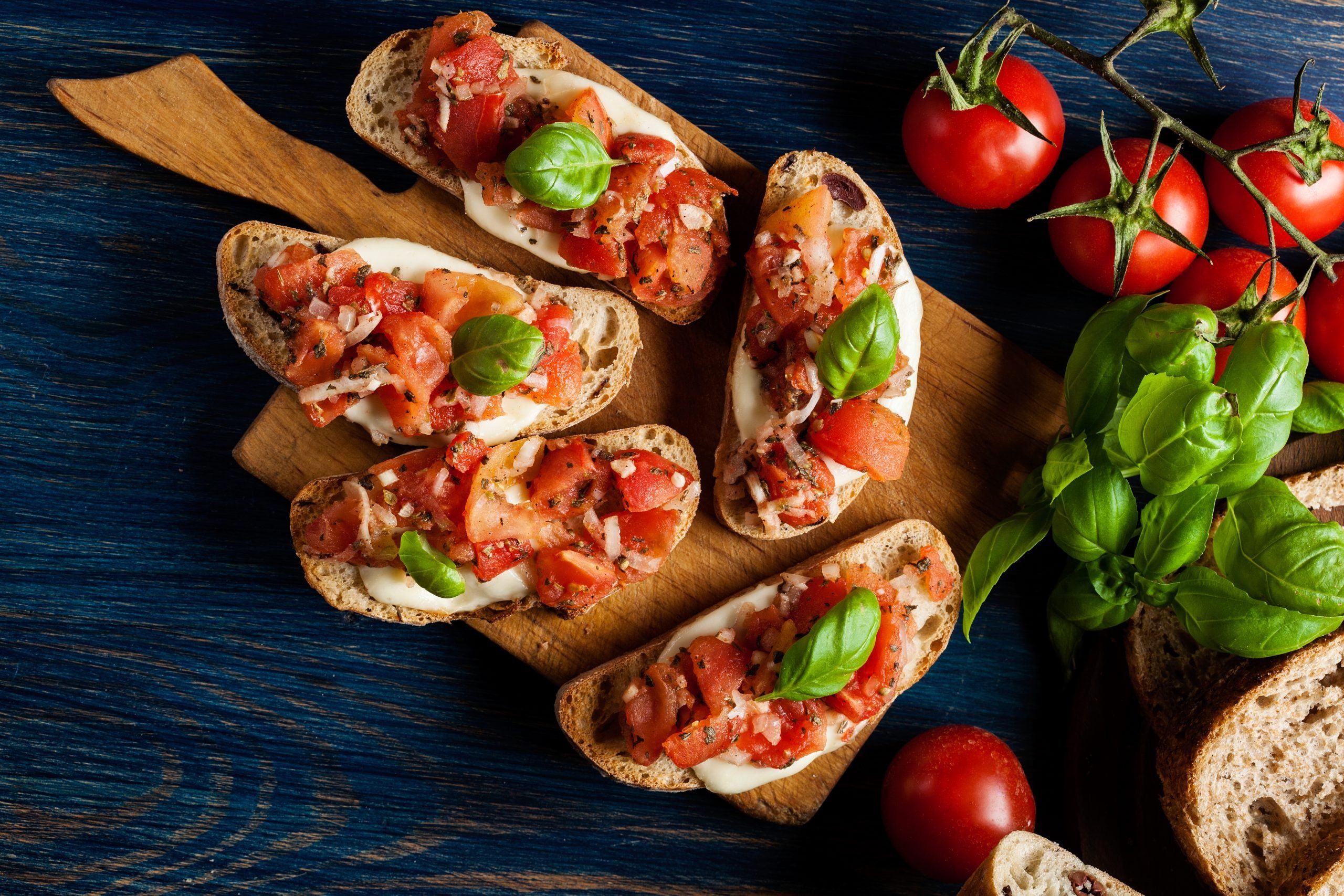 Bruschetta med finhackad tomat och basilikapesto