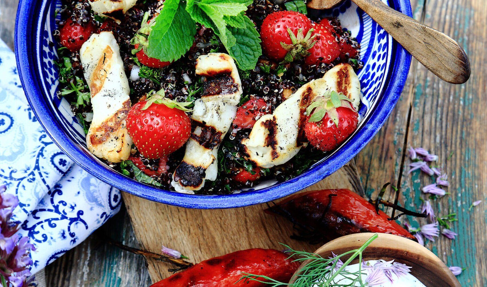 Jordgubbstabbouleh med halloumi och kryddig korv