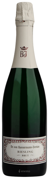 En glasflaska med Dr Von Bassermann-Jordan Riesling Sekt Brut, ett mousserande vin från Pfalz i Tyskland