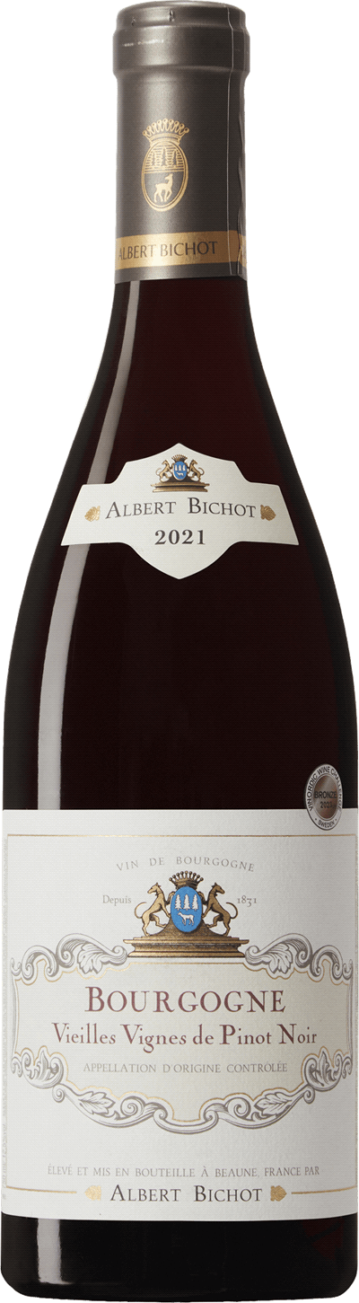 En glasflaska med Albert Bichot Bourgogne Vieilles Vignes de Pinot Noir 2021, ett rött vin från Bourgogne i Frankrike
