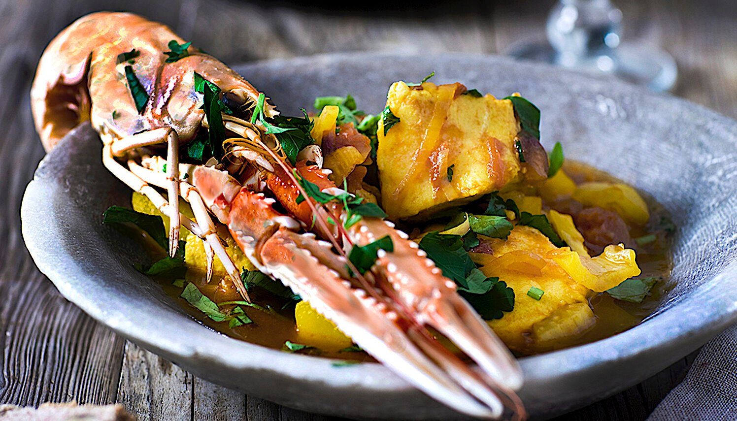 Pernodspetsad fisksoppa med saffran
