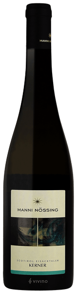 En glasflaska med Manni Nössing Kerner 2022, ett vitt vin från Trentino-Alto Adige i Italien