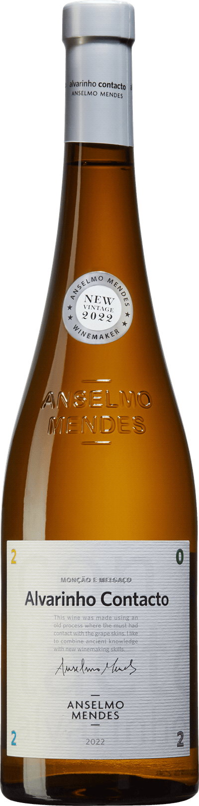 En lättare glasflaska med Alvarinho Contacto 2022, ett vitt vin från Vinho Verde i Portugal