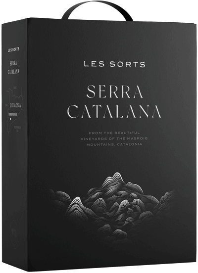 En box med Celler Masroig Les Sorts Serra Catalana 2022, ett rött vin från Spanien
