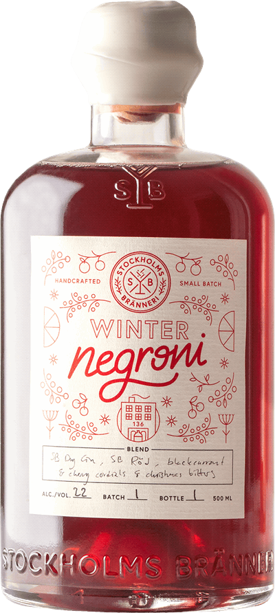 En glasflaska med Stockholms Bränneri Winter Negroni, en drinkar & Cocktails från Sverige