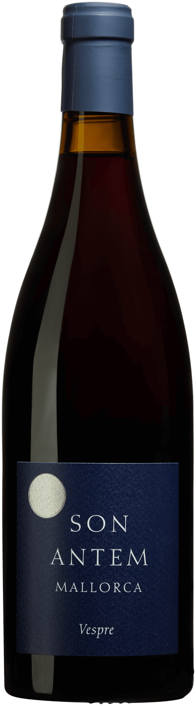 En glasflaska med Bodega Son Antem Vespre 2022, ett rött vin från Balearerna i Spanien