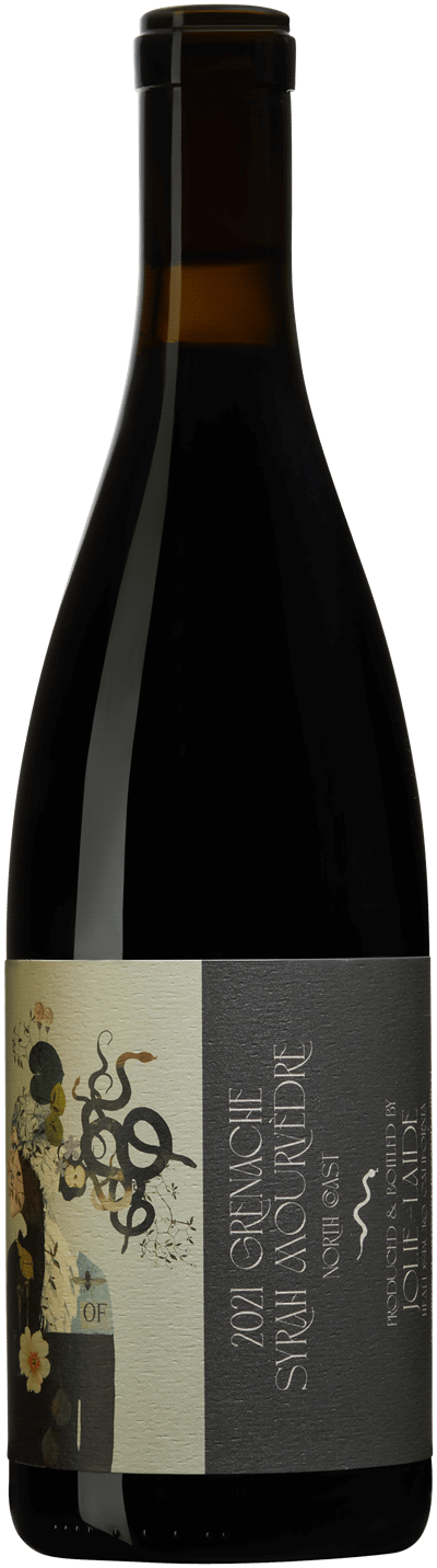 En glasflaska med Jolie Laide North Coast GSM 2021, ett rött vin från Kalifornien i USA