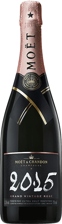 En glasflaska med Moët & Chandon Grand Vintage Rosé 2015, ett champagne från Champagne i Frankrike