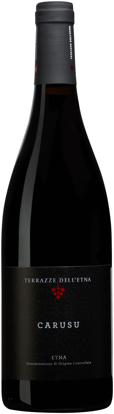 En glasflaska med Terrazze dell'Etna Carusu 2020, ett rött vin från Sicilien i Italien