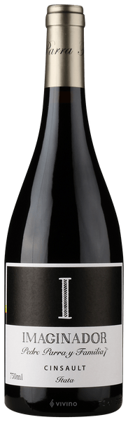 En lättare glasflaska med Pedro Parra Imaginador Cinsault 2020, ett rött vin från Chile