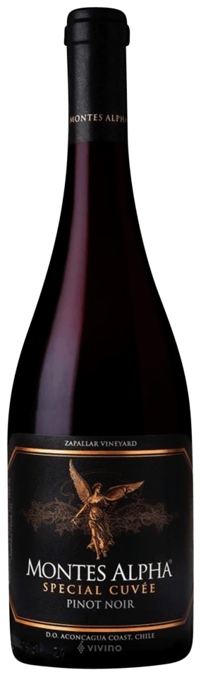 En glasflaska med Montes Alpha Special Cuvée Pinot Noir 2020, ett rött vin från Aconcagua i Chile