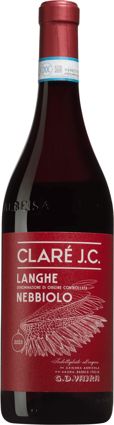En glasflaska med Vajra Claré J.C Langhe Nebbiolo, ett rött vin från Piemonte i Italien