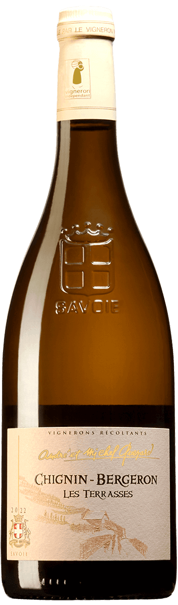 En glasflaska med André et Michel Quenard Chignin Bergeron Les Terrasses 2022, ett vitt vin från Savoie i Frankrike