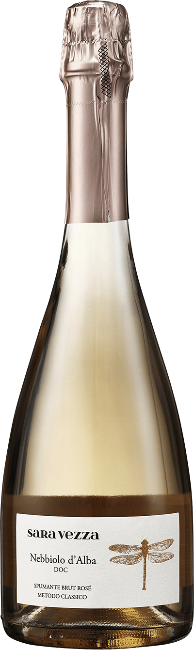 En glasflaska med Sara Vezza Alta Langa 2019, ett mousserande vin från Piemonte i Italien