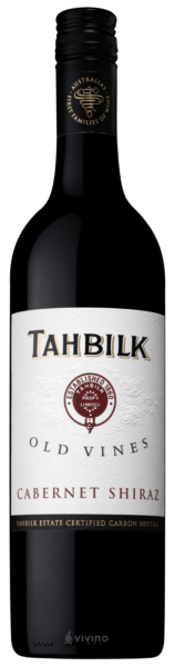 En glasflaska med Tahbilk Old Vines Cabernet Shiraz 2020, ett rött vin från Victoria i Australien
