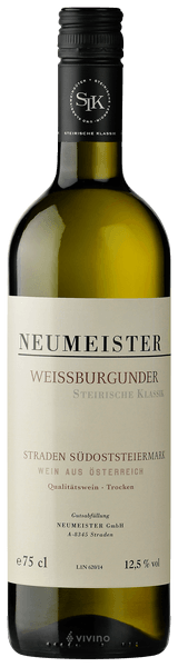 En lättare glasflaska med Neumeister Straden Weissburgunder 2023, ett vitt vin från Österrike