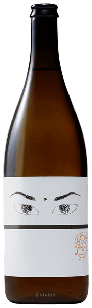 En lättare glasflaska med Niepoort Nat Cool Branco 2023, ett vitt vin från Portugal