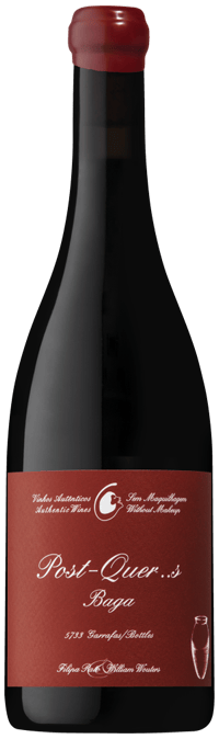 En glasflaska med Post-Quer..s Baga 2022, ett rött vin från Portugal