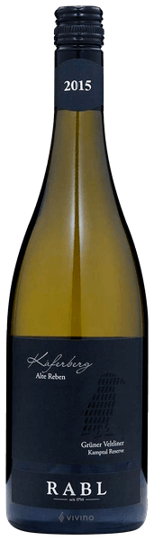 En glasflaska med Rabl Grüner Veltliner Ried Käferberg 2022, ett vitt vin från Niederösterreich i Österrike