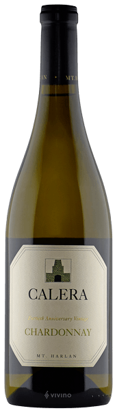En glasflaska med Calera Mt Harlan Chardonnay 2020, ett vitt vin från Kalifornien i USA