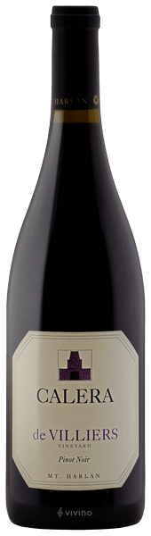 En glasflaska med Calera Mt Harlan de Villiers Pinot Noir 2019, ett rött vin från Kalifornien i USA