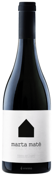 En glasflaska med Marta Maté Tempranillo 2021, ett rött vin från Kastilien-León i Spanien