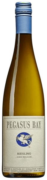 En glasflaska med Pegasus Bay Winery Aged Release Riesling 2014, ett vitt vin från Wairarapa i Nya Zeeland