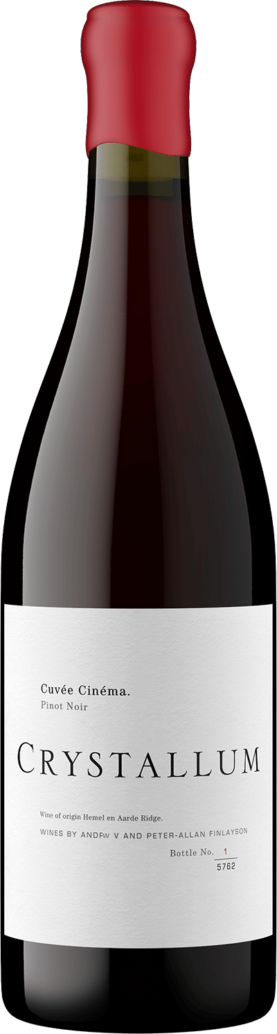 En glasflaska med Crystallum Cuvee Cinema Pinot Noir 2023, ett rött vin från Western Cape i Sydafrika