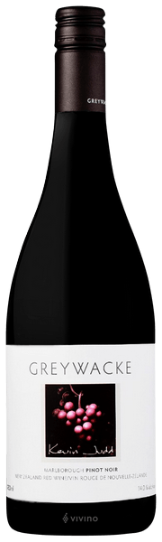En glasflaska med Greywacke Pinot Noir 2022, ett rött vin från Marlborough i Nya Zeeland