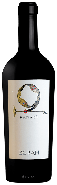 En glasflaska med Zorah Karasí 2022, ett rött vin från Vayots Dzor i Armenien