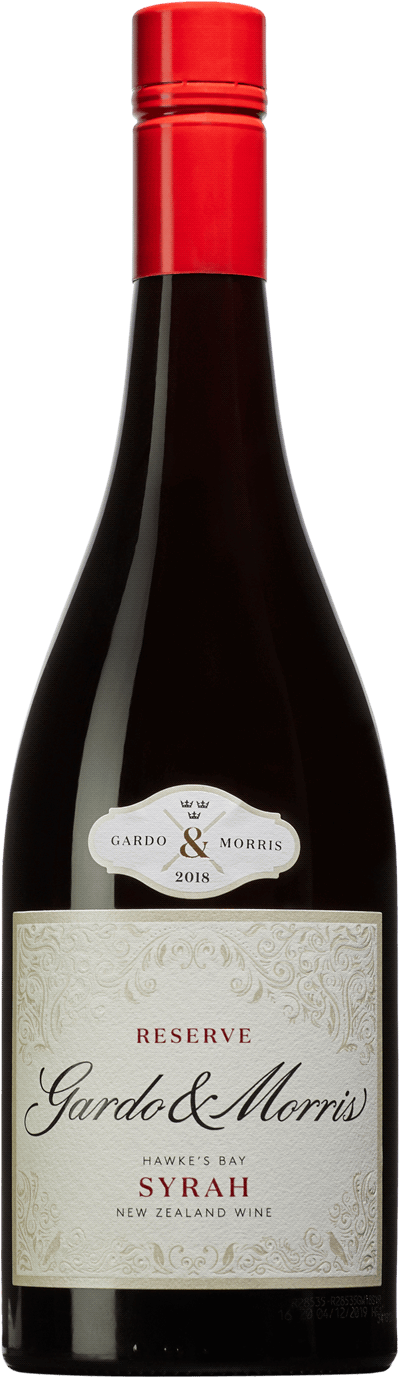 En glasflaska med Gardo & Morris Hawkes Bay Reserve Syrah 2019, ett rött vin från Hawke's Bay i Nya Zeeland