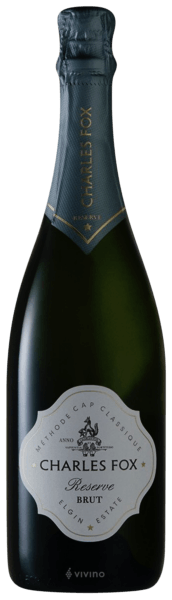 En glasflaska med Charles Fox Reserve Brut MCC, en mousserande från Western Cape i Sydafrika